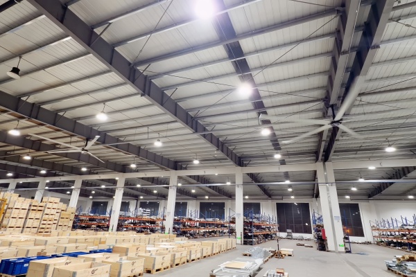 厂房车间结露怎么办？HVLS 工业风扇立体环流消除钢结构冷凝水